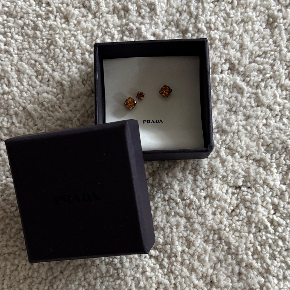 PRADA Initial P Leather Beaded Purse Clip.
Box and Ribbon included. Florence buy - Picture 6 of 6